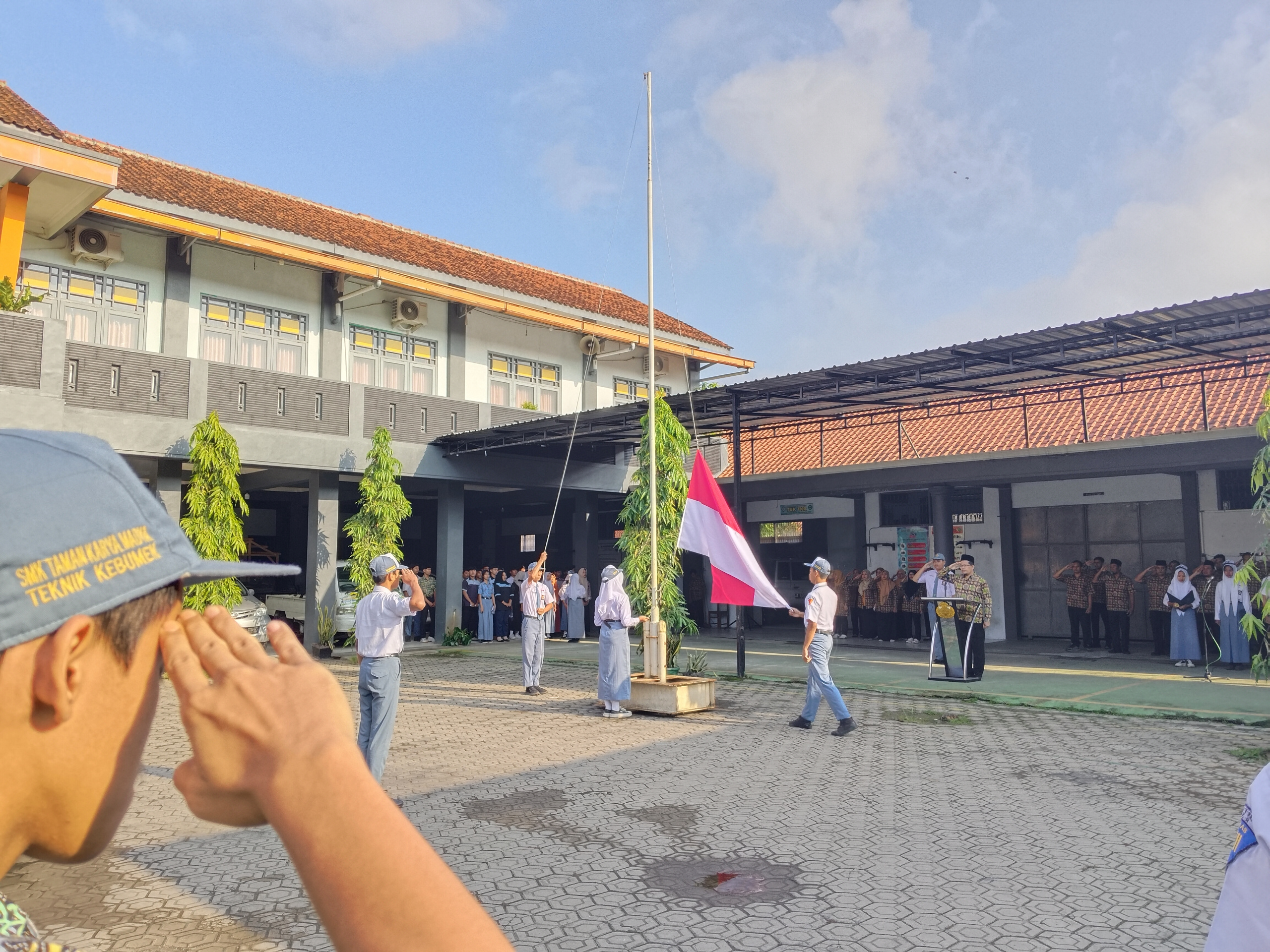 Upacara Bendera di SMK Taman Karya Madya Teknik Kebumen: Kepala Sekolah Ajak Siswa Jadi Generasi Unggul dengan Akhlak yang Baik